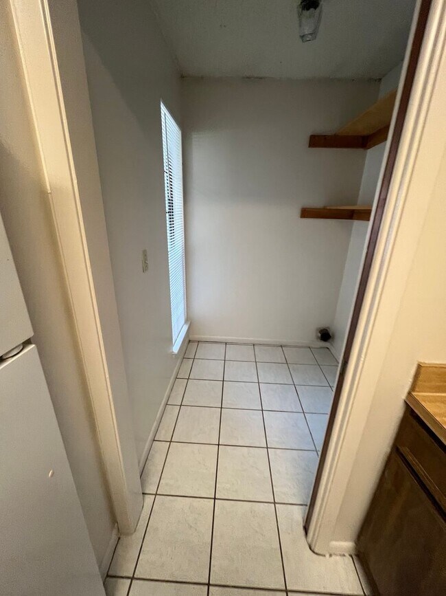 Building Photo - Classic Manor