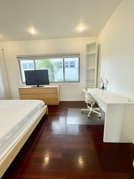 Building Photo - 1840 James Ave