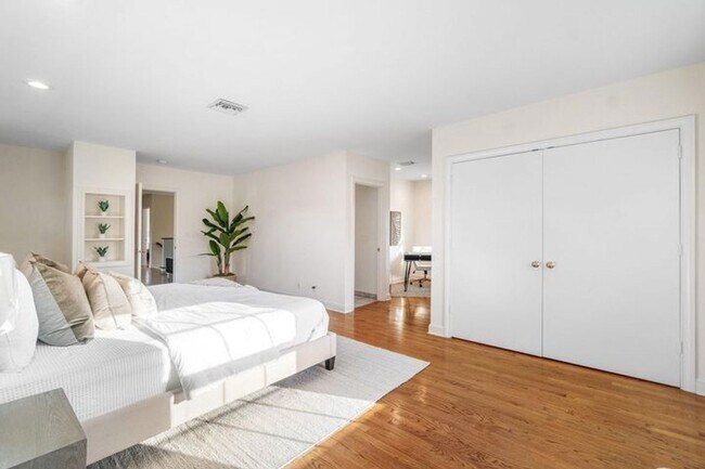 Building Photo - 518 Gardenia Terrace