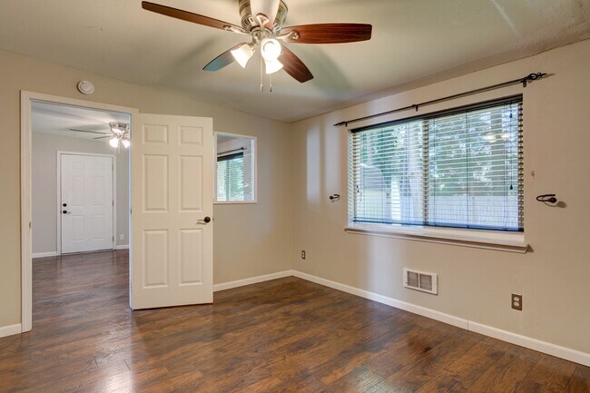 Building Photo - 4 bedroom 2 bath home