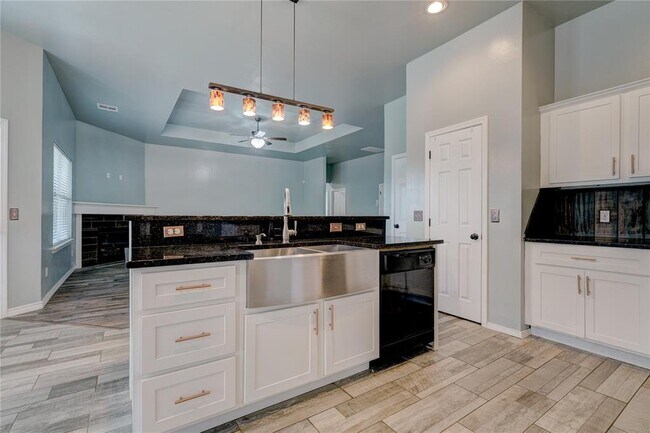Building Photo - 2023 Westbury Dr