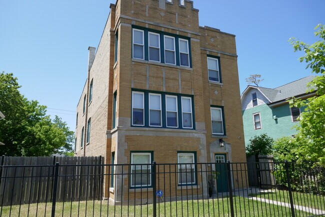 Primary Photo - 1832 Dodge Ave