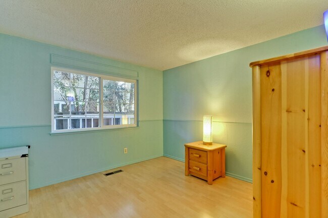 Building Photo - Gorgeous Three Bedroom Two Bathroom in San...
