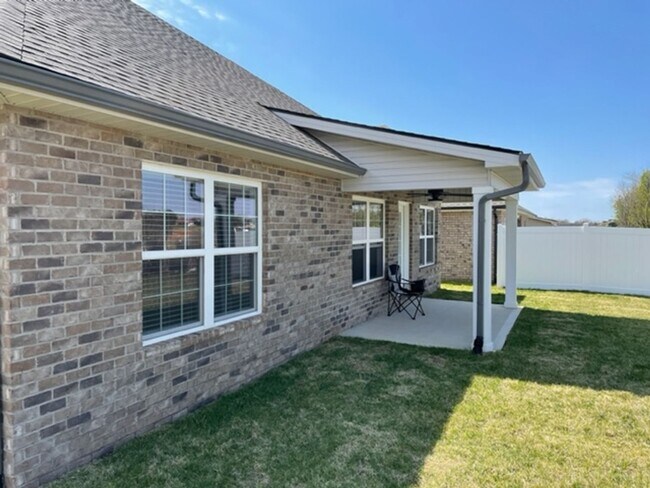 Building Photo - Maryville 37801 - 3 bedroom, 2 bath - call Ed Johnson 865-924-5045