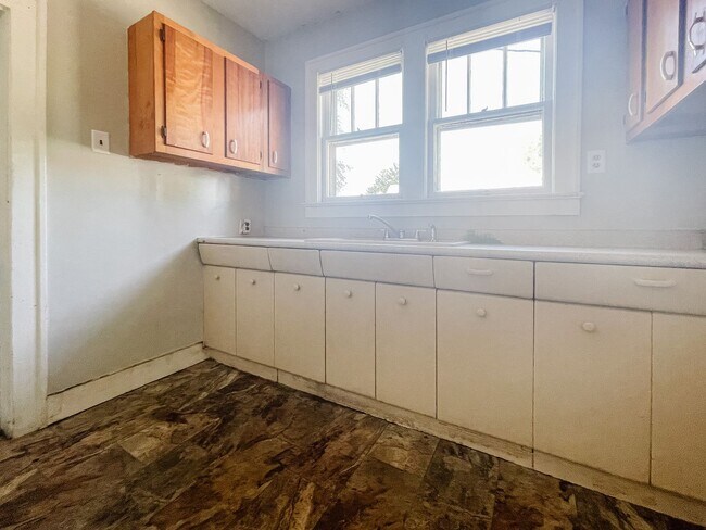 Building Photo - 2 bed House w/ Garage + Washer + Dryer in Unit