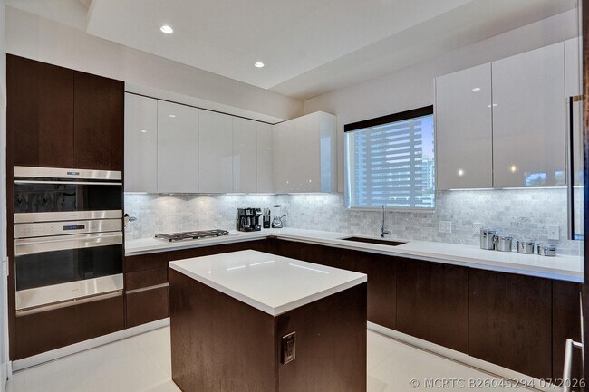 Building Photo - 3040 N Ocean Blvd