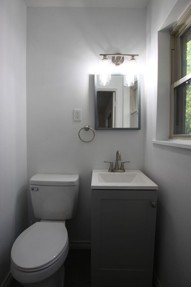 Building Photo - Adorable 3 Bed 2 Bath in Tyler with TWO Li...