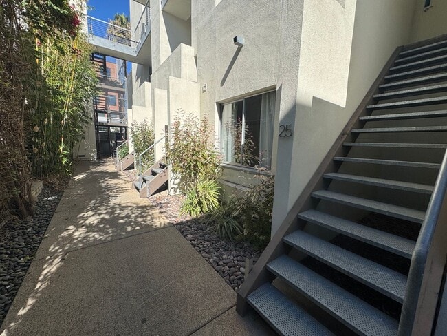 Building Photo - Beautiful 2Br/2Ba Townhome In Little Italy...