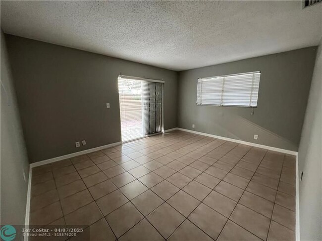 Building Photo - 353 SW 35th Ave