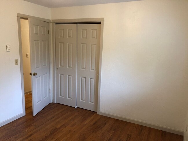 Building Photo - Updated 3 bedroom 3 bath house in Eugene!