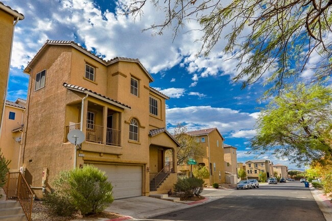 Building Photo - Beautiful 3 Bed Home With 3 Full Baths And Bed and Full Bath On 1st Floor