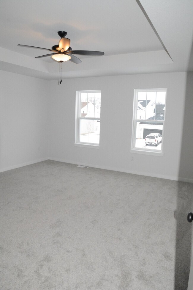 Building Photo - 664 E Blf Cir