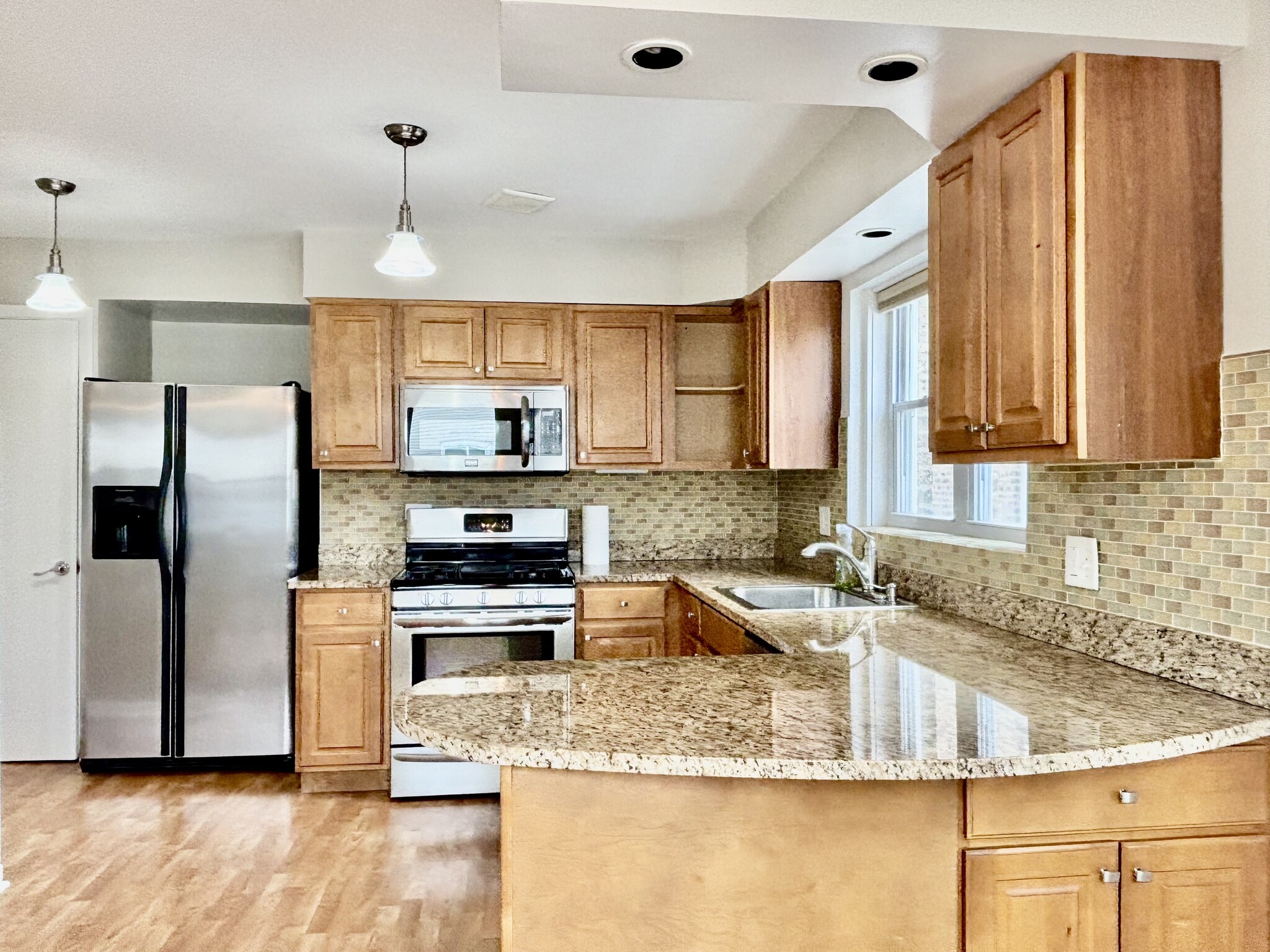 Kitchen - 2642 W Farragut Ave