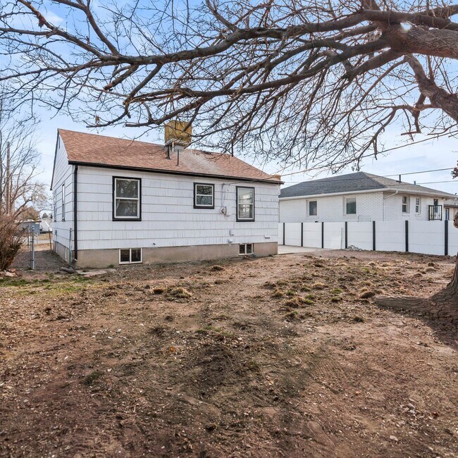 Building Photo - Salt Lake 5 Bedroom Home