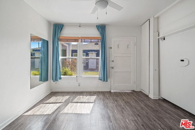 Building Photo - 214 6th Ave