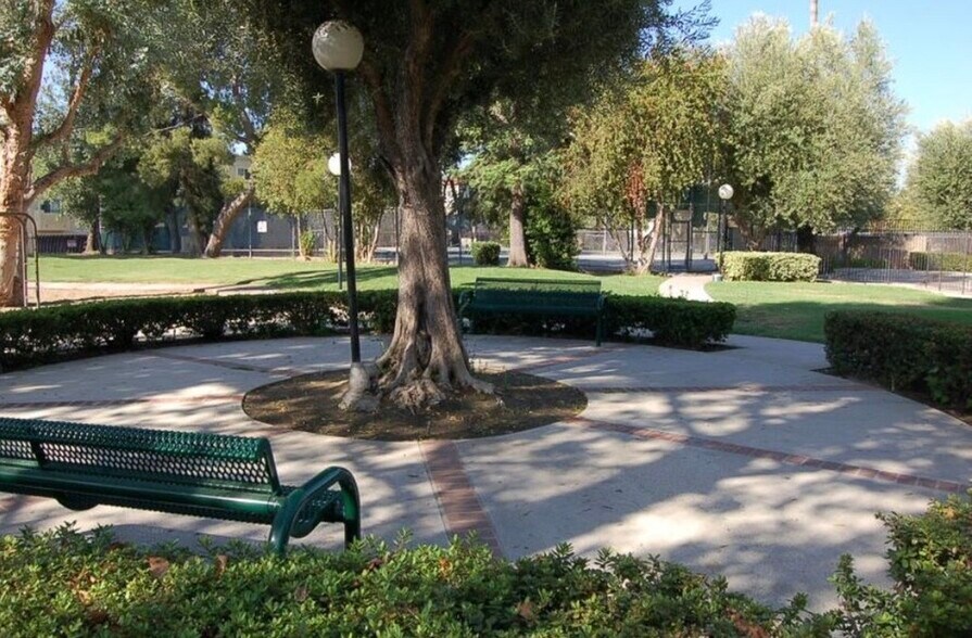 Building Photo - 7651 Reseda Blvd