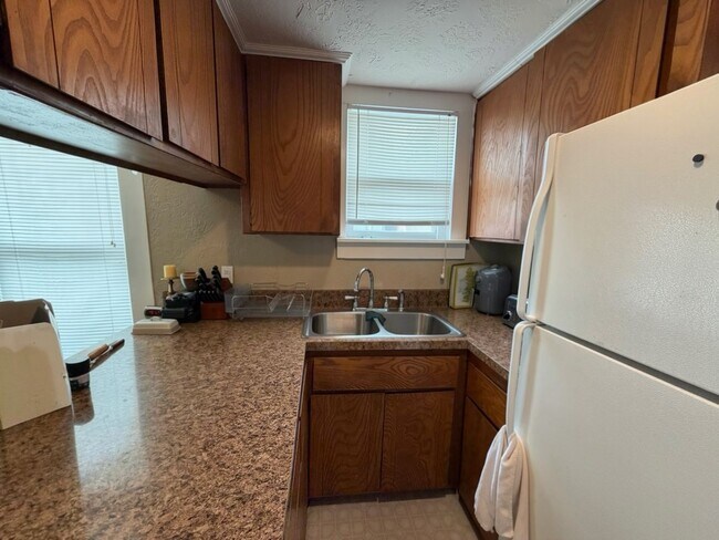 Building Photo - 3bed/1bath Home Available Just Steps Away From Norman's Campus Corner!!