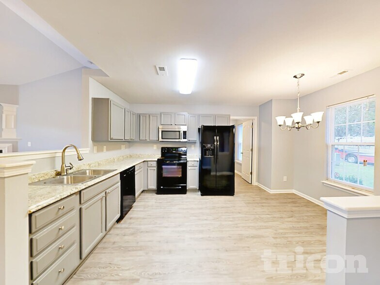 Building Photo - 10207 Green Hedge Ave