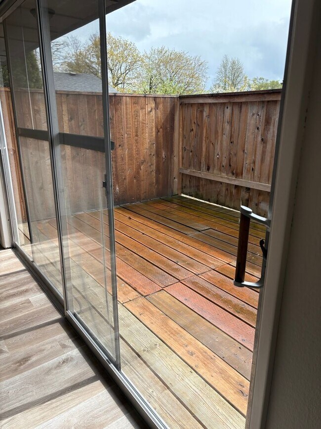 Building Photo - Beautiful townhome in the heart of Tigard ...