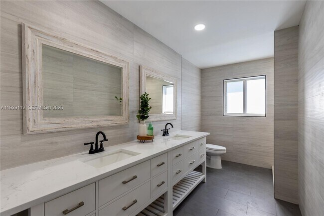 Building Photo - 3010 NE 58th St