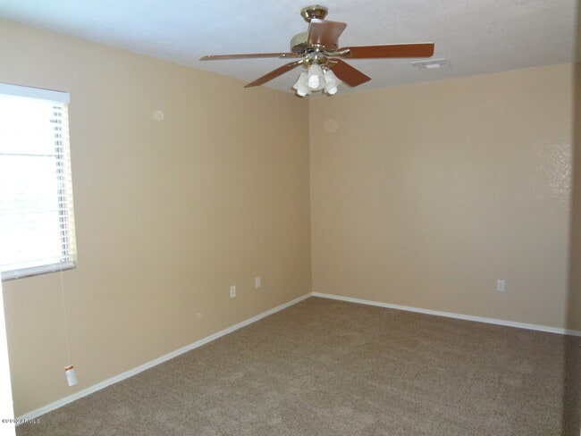 Building Photo - 1576 E Windsor Dr