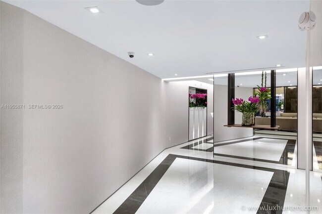 Building Photo - 300 South Pointe Dr