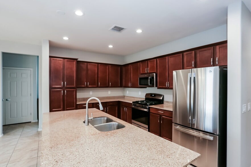 Building Photo - 7213 W Jones Ave