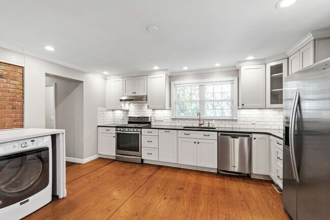 Building Photo - Charming Updated Bungalow in Raleigh’s Mordecai District!