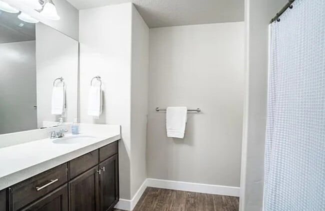 Building Photo - Coming Soon! 5 bed 3.5 Bath Townhome.