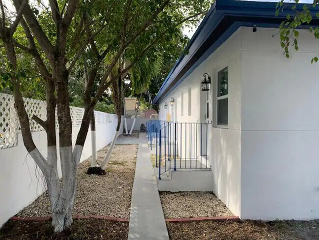 Building Photo - 522 NW 11th Ave