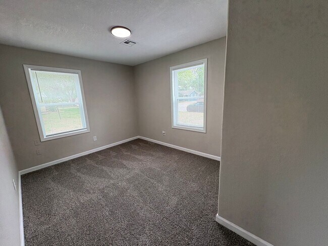 Building Photo - Don’t miss this opportunity! A Stylish Updated 4 Bedroom Home That’s Ready for You to Move Right In!