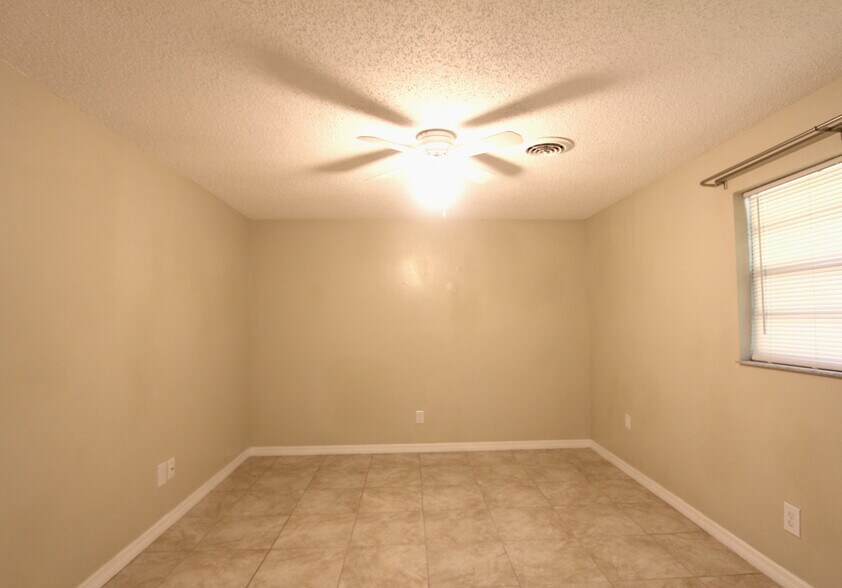 Building Photo - 38942 9th Ave