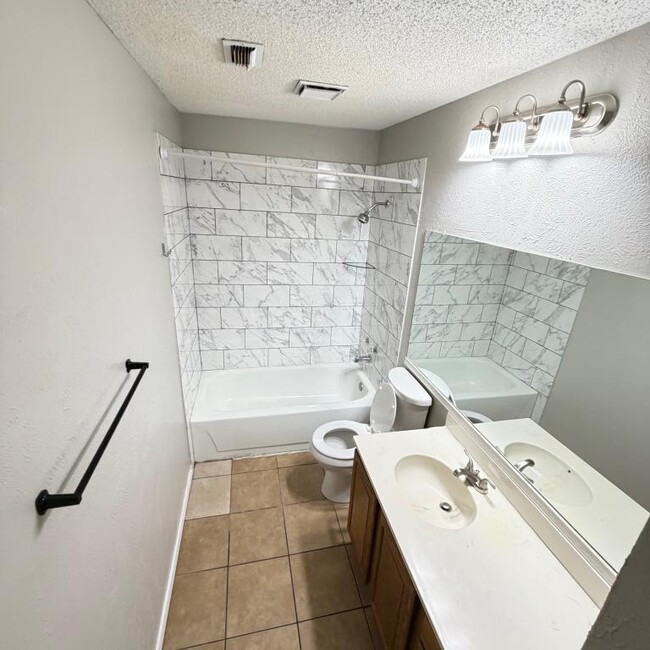 Building Photo - 2640 Glenmore Dr
