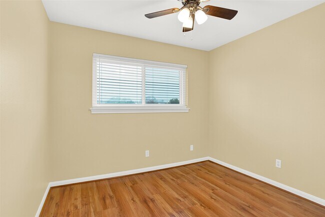 Building Photo - 1870 Saxony Ln