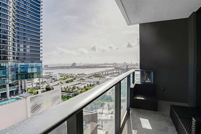 Building Photo - 404 NE 2nd Ave