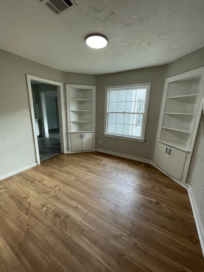 Building Photo - 732 Cedarhurst Rd