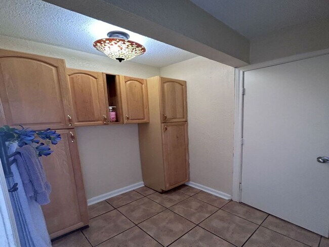 Building Photo - 10813 Sandpiper Dr