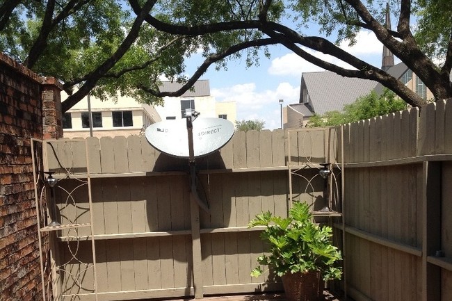 Building Photo - 515 Tallowood Rd