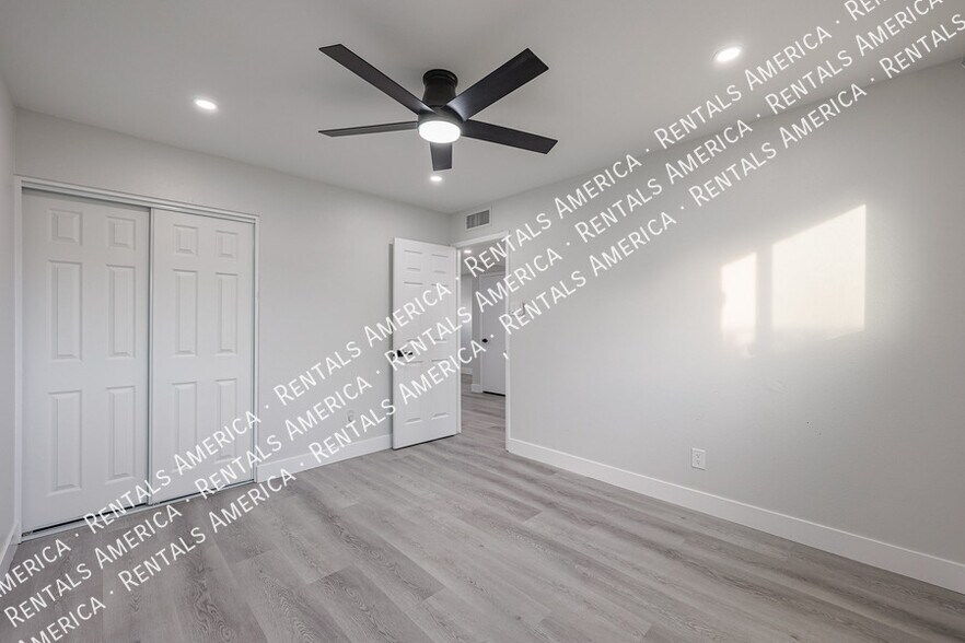 Building Photo - 5205 W Caribbean Ln