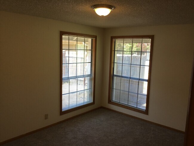 Building Photo - 2 Bedroom, 1 Bath Home in Cal Young Neighborhood