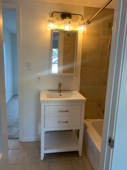 Shared Bathroom - 6308 Greenbriar Dr