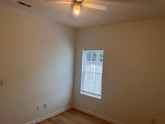 Building Photo - 3 Bedroom 2 bath Single Family Home locate...