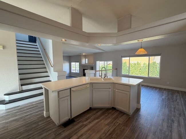 Building Photo - Spacious and Bright 3BD Home in Denver - Available Now