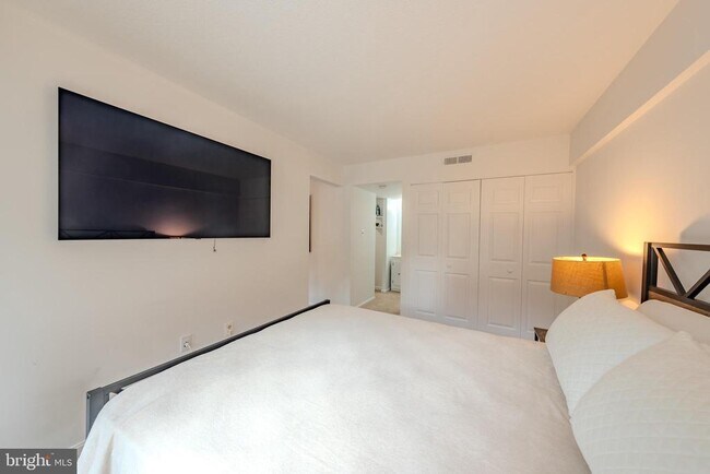 Building Photo - 1300 Army Navy Dr
