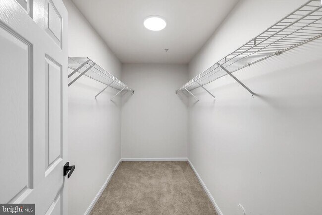 Building Photo - 6610 Lake Park Dr