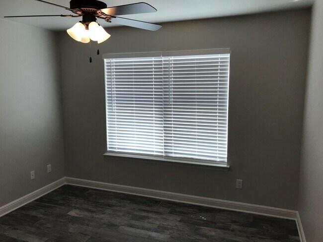 Building Photo - Gorgeous 2 bed/2 bath near Bunny Trail