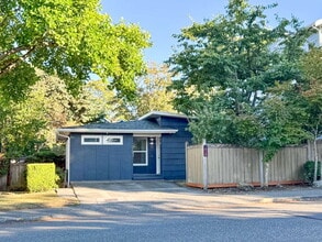 Building Photo - Freshly Updated 4-Bed Retreat Centrally Lo...