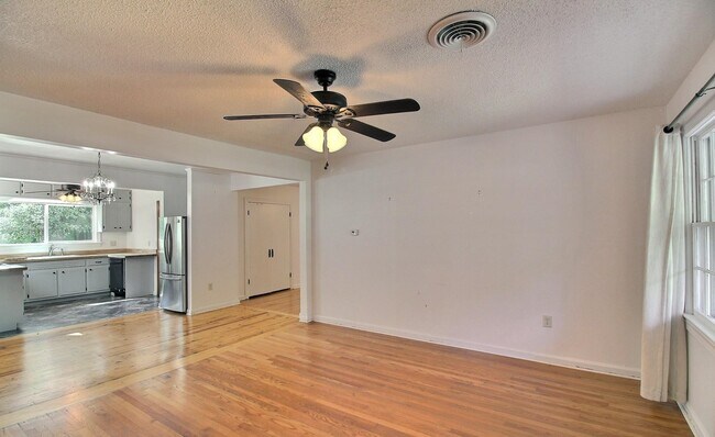 Building Photo - 487 S Center St