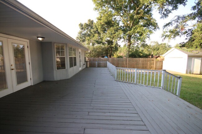 Building Photo - Spacious Northeast Pensacola Home Near UWF with 3 Bedrooms, 2 Baths, Office, 2-Car Garage & Priva...