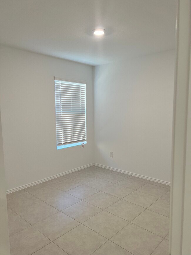 Building Photo - 2649 Kingsman Dr